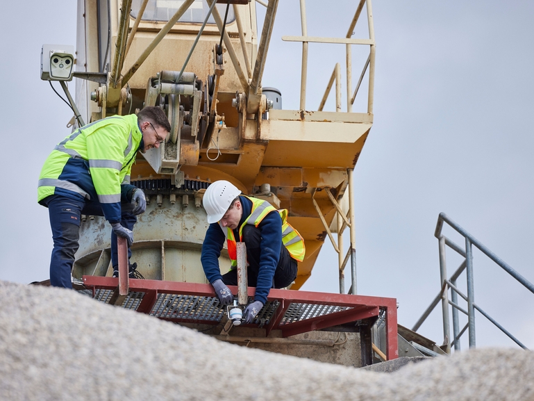 Micropilot FMR20B, stockpiles, level measurement, installation, application picture Micropilot FMR20B, stockpiles, level measurement, installation