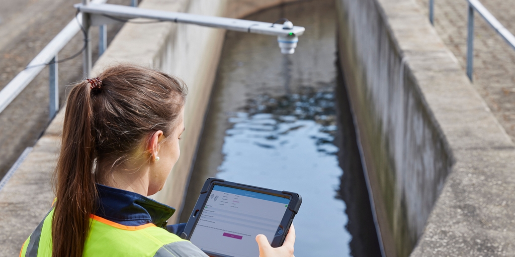 Micropilot FMR20B, level measurement, open channel, wastewater treatment plant, application picture Micropilot FMR20B, level measurement, open channel, wastewater treatment plant