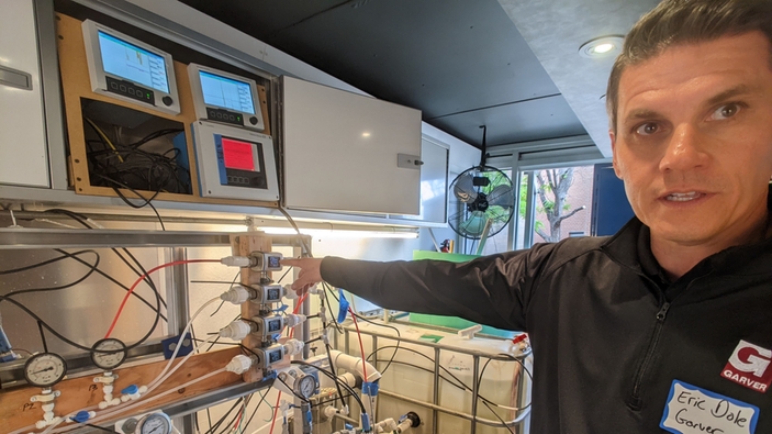 Ansvarig prövare visar instrumentering från Endress+Hauser och Rockwell Automation