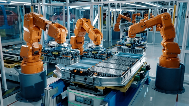 Batteripaket i en automatiserad produktionslinje.