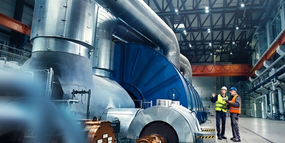 Närbild av ingenjör framför en turbin i ett kraftverk