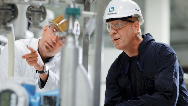En av våra kunder tillsammans med en ingenjör från Endress+Hauser.