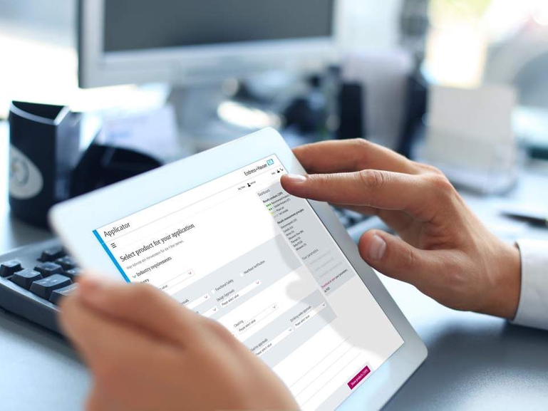 Optimera FEED-fasen och detaljarbetsfasen med vår centrala engineering-plattform En surfplatta på vilken Endress+Hausers centrala engineering-plattform används