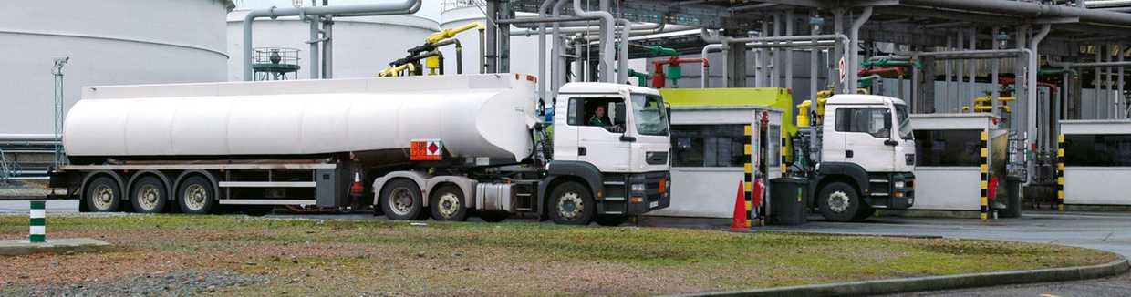 Olje- och gasanläggning med mätarskiddar från Endress+Hauser för lastning och utlastning av vätskor
