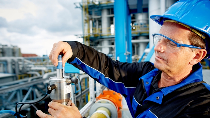 Memosens och pH-sensor i en kemisk process med den underhållsansvarige