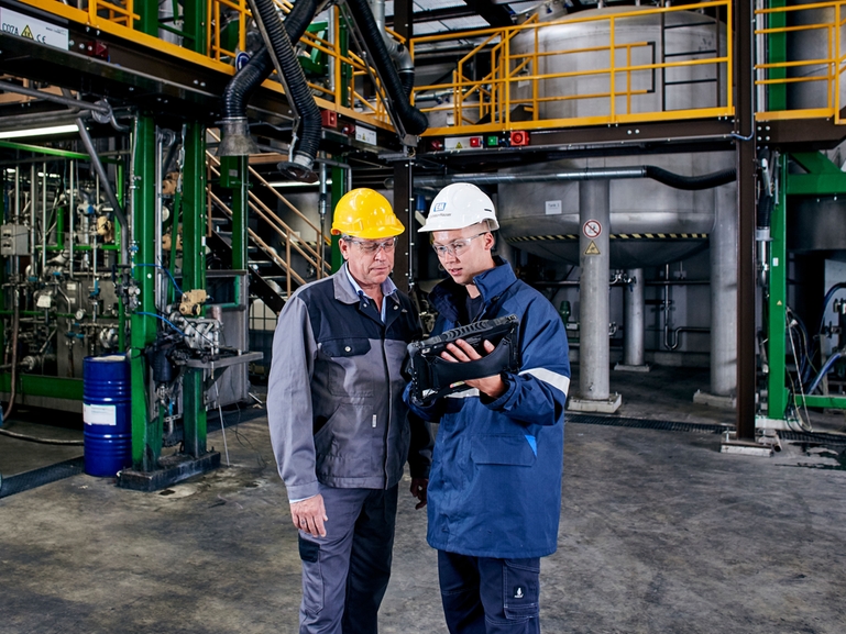 Dataanalys och IoT-tjänster för processoptimering.