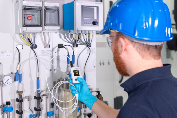 Laboratoriemedarbetare kontrollerar pH-värden i laboratoriet