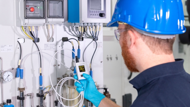 Laboratoriemedarbetare kontrollerar pH-värden i laboratoriet