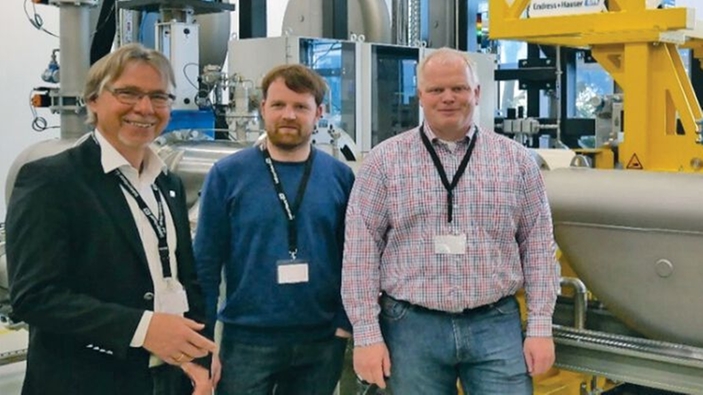 Bild på medarbetare från Wintershall framför kolväteskalibreringsrigg på Endress+Hauser Flow