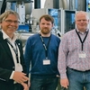 Bild på medarbetare från Wintershall framför kolväteskalibreringsrigg på Endress+Hauser Flow