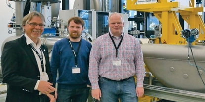 Bild på medarbetare från Wintershall framför kolväteskalibreringsrigg på Endress+Hauser Flow
