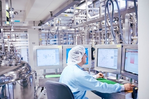Medarbetare övervakar realtidsdata från tillverkningsprocess i läkemedelsföretag