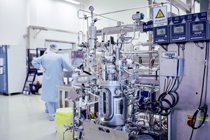 En liten bioreaktor i en farmaceutisk fabrik