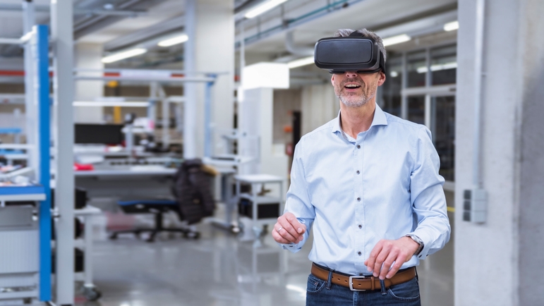 Riktig besöksupplevelse i Endress+Hausers digitala monter med VR-glasögon.