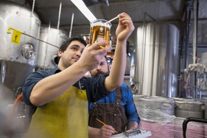 Kvalitetskontroll av öl utförd av två bryggare