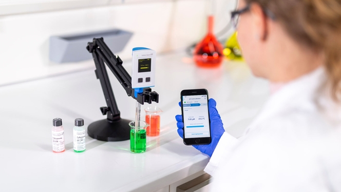 Laboratoriemedarbetare kontrollerar stickprov i labbet