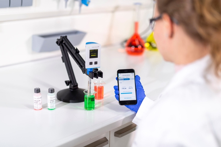Laboratoriemedarbetare kontrollerar stickprov i labbet