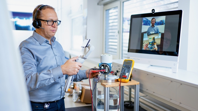 Endress+Hauser erbjuder kunder leveranstester på distans med videosupport.