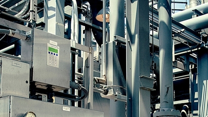 Product picture of a TDLAS gas analyzer in an enclosure at an oil refinery
