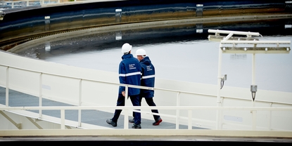 Medarbetare vid reningsverk i ett raffinaderi