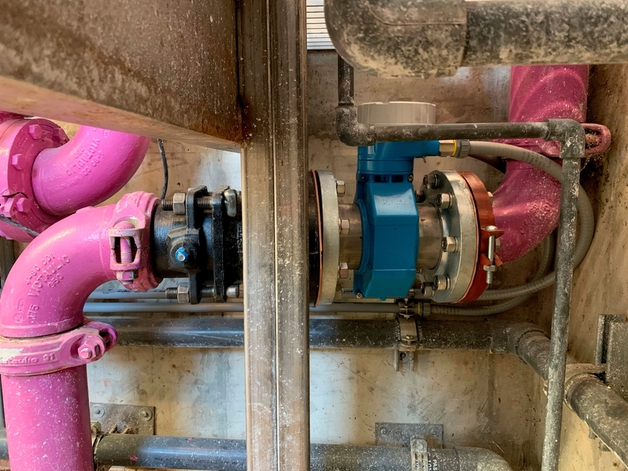 En Promag W med 0 x DN fullflödeskonstruktion installerad i ett begränsat utrymme