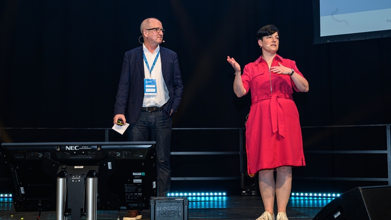 Dr Christine Koslowski och Dr Andreas Mayr ledde programmet och hedrade årets vinnare.