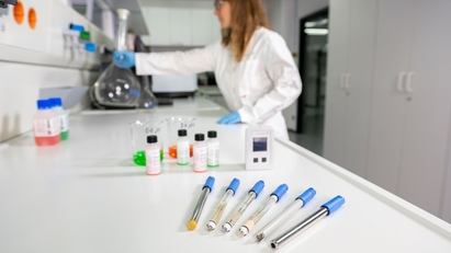 Portabel pH-mätare med elektroder i ett laboratorium