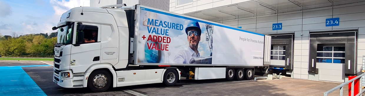Endress+Hausers lastbilar levererar mätinstrument.