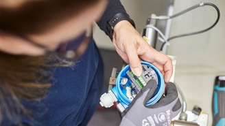 Endress+Hauser-medarbetare med produkt