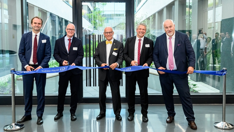 Endress+Hauser inviger sin nya anläggning på Freiburgs innovationscenter FRIZ.