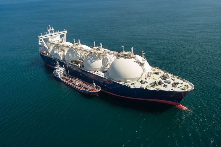 Bunkerpråm och fartyg under LNG-bunkringsprocess