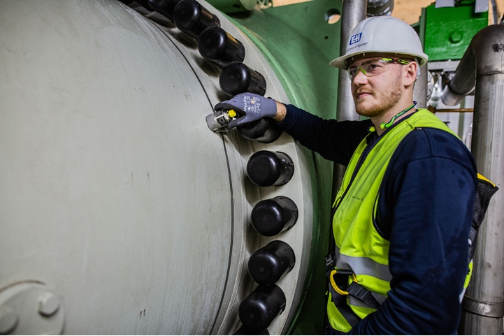 Bild av installerad clamp-on-sensor i vattenkraftverk