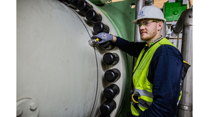 Bild av installerad clamp-on-sensor i vattenkraftverk
