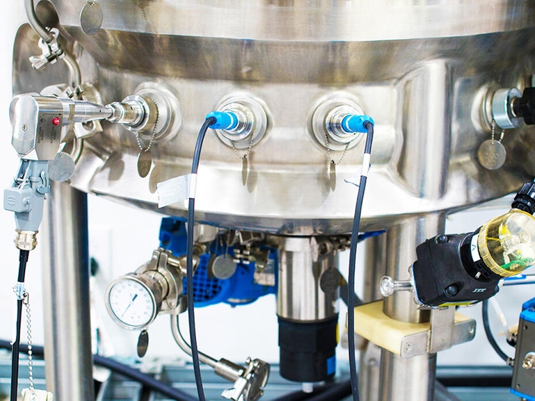 Raman Rxn-45-givare och Memosens-sensorer installerade i en bioreaktor för läkemedelsindustrin